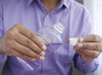 Cara Mudah Redakan Gejala Covid-19, Pakai Obat Kumur!