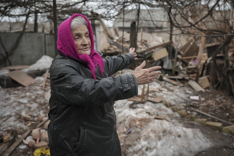 Seorang penduduk setempat berdiri di dekat sebuah lubang di dinding di dalam ruang kelas taman kanak-kanak, yang menurut pejabat militer Ukraina, dirusak oleh penembakan, di Stanytsia Luhanska di wilayah Luhansk, Ukraina, Kamis (17/2/2022). (REUTERS/Carlos Barria)
