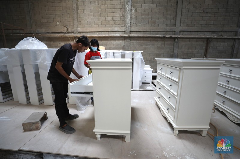 Pekerja menyelesaikan pembuatan mebel di kawasan Daanmogot, Tangerang, Banten, Jumat (18/2/2022). (CNBC Indonesia/ Tri Susilo)