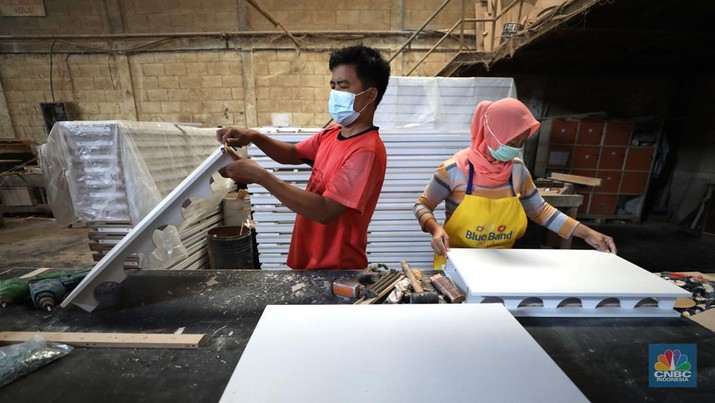 Pekerja menyelesaikan pembuatan mebel di kawasan Daanmogot, Tangerang, Banten, Jumat (18/2/2022). (CNBC Indonesia/ Tri Susilo)