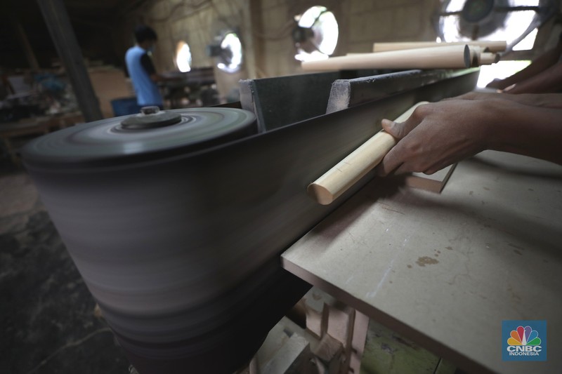 Pekerja menyelesaikan pembuatan mebel di kawasan Daanmogot, Tangerang, Banten, Jumat (18/2/2022). (CNBC Indonesia/ Tri Susilo)