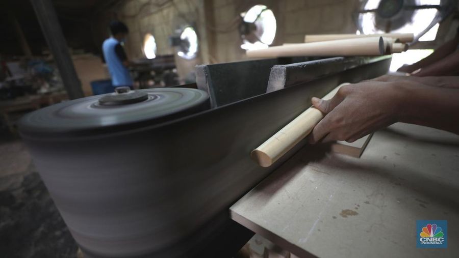 Pekerja menyelesaikan pembuatan mebel di kawasan Daanmogot, Tangerang, Banten, Jumat (18/2/2022). (CNBC Indonesia/ Tri Susilo)
