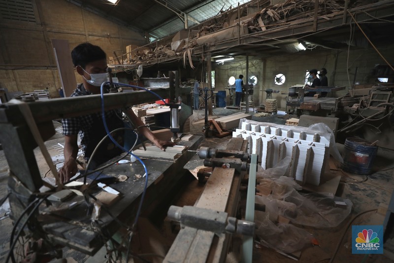 Pekerja menyelesaikan pembuatan mebel di kawasan Daanmogot, Tangerang, Banten, Jumat (18/2/2022). (CNBC Indonesia/ Tri Susilo)