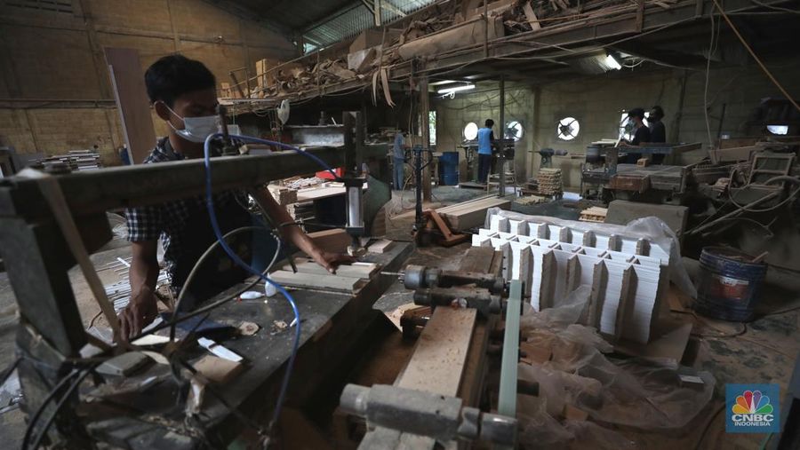 Pekerja menyelesaikan pembuatan mebel di kawasan Daanmogot, Tangerang, Banten, Jumat (18/2/2022). (CNBC Indonesia/ Tri Susilo)