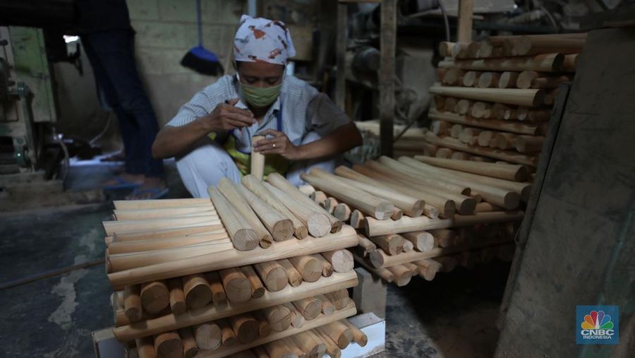 Pekerja menyelesaikan pembuatan mebel di kawasan Daanmogot, Tangerang, Banten, Jumat (18/2/2022). (CNBC Indonesia/ Tri Susilo)
