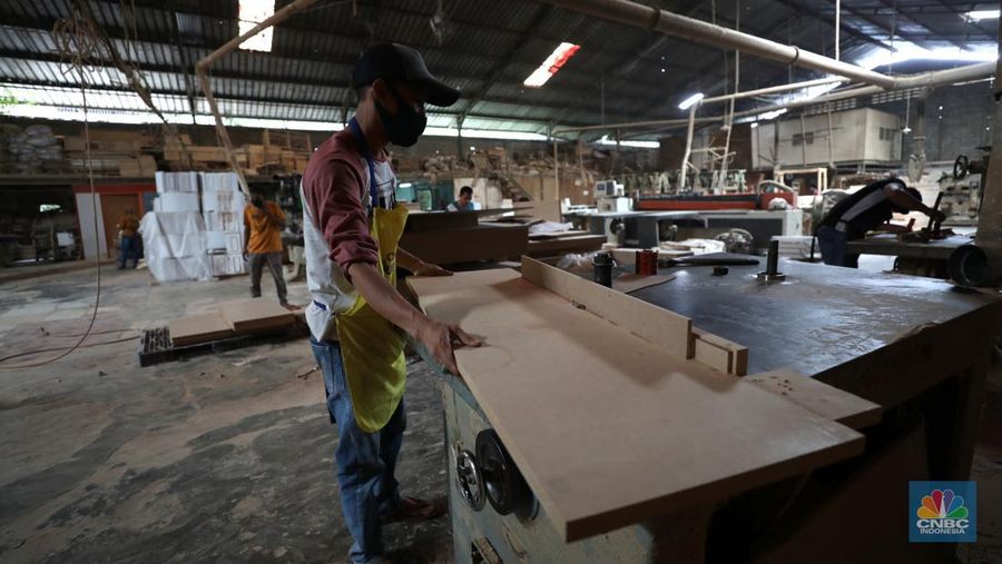 Pekerja menyelesaikan pembuatan mebel di kawasan Daanmogot, Tangerang, Banten, Jumat (18/2/2022). (վ/ Tri Susilo)