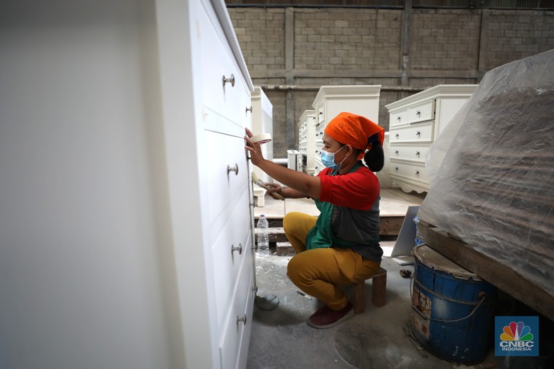 Pekerja menyelesaikan pembuatan mebel di kawasan Daanmogot, Tangerang, Banten, Jumat (18/2/2022). (CNBC Indonesia/ Tri Susilo)