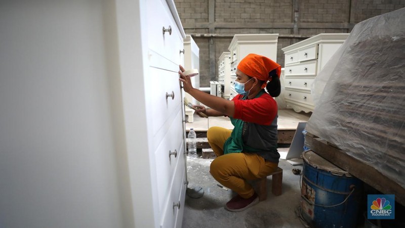 Pekerja menyelesaikan pembuatan mebel di kawasan Daanmogot, Tangerang, Banten, Jumat (18/2/2022). (CNBC Indonesia/ Tri Susilo)