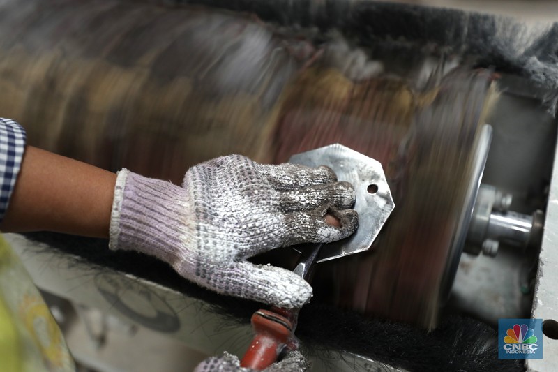 Pabrik pembuatan mebel Pekerja menyelesaikan pembuatan mebel di kawasan Daanmogot, Tangerang, Banten, Jumat (18/2/2022). (CNBC Indonesia/ Tri Susilo)
