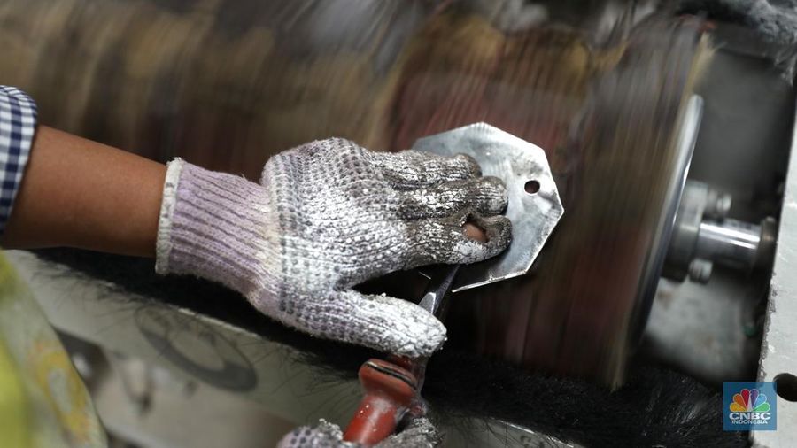 Pekerja menyelesaikan pembuatan mebel di kawasan Daanmogot, Tangerang, Banten, Jumat (18/2/2022). (CNBC Indonesia/ Tri Susilo)