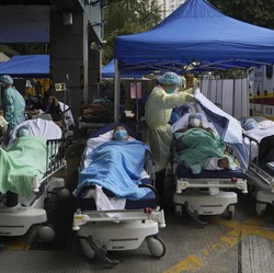 Potret Ledakan Covid-19 Hong Kong, Pasien Tidur di Tenda