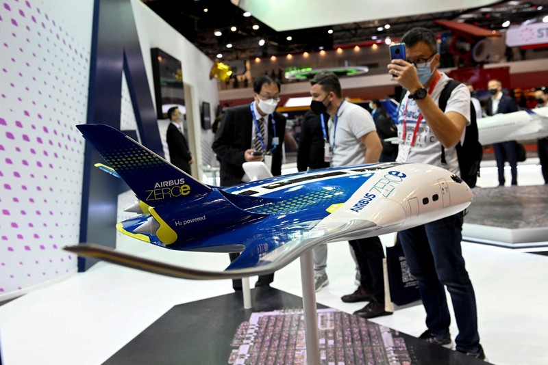 Tim Aerobatic Jupiter TNI AU Singapore Airshow Tim Aerobatic Jupiter TNI AU tampil dalam pertunjukan udara selama Singapore Airshow 2022 di Changi Exhibition Centre di Singapura, Selasa (15/2/2022). (AP Photo/Suhaimi Abdullah)