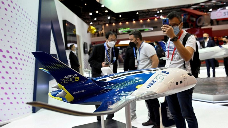 Tim Aerobatic Jupiter TNI AU tampil dalam pertunjukan udara selama Singapore Airshow 2022 di Changi Exhibition Centre di Singapura, Selasa (15/2/2022). (AP Photo/Suhaimi Abdullah)