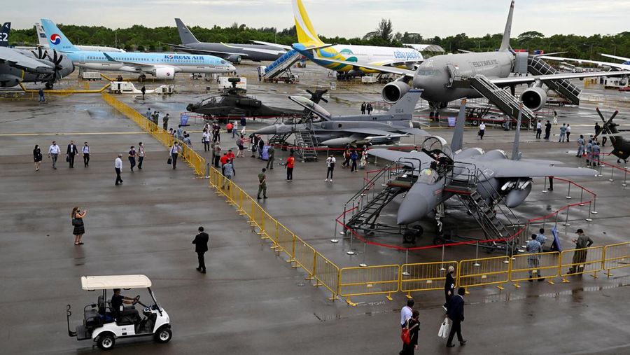 Sejumlah pesawat terparkir saat di pamerkan pada gelaran Singapore Airshow di Singapura, Rabu (16/2/2022). (REUTERS/Caroline Chia)
