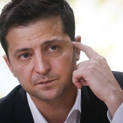 Presiden Ukraina Jadi Simbol Seks, Wajahnya Dicetak di Bantal