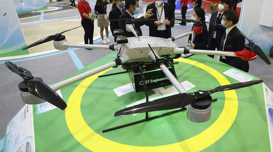 Sebuah drone pengiriman paket DrN-35 dipajang di paviliun ST Engineering selama Singapore Airshow 2022 di Changi Exhibition Centre di Singapura, Selasa (15/2/2022). (AP Photo/Suhaimi Abdullah)