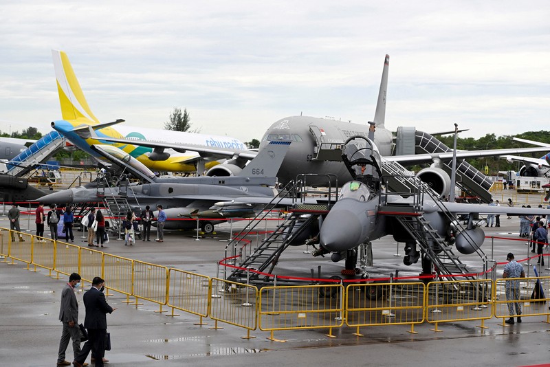 Tim Aerobatic Jupiter TNI AU Singapore Airshow Tim Aerobatic Jupiter TNI AU tampil dalam pertunjukan udara selama Singapore Airshow 2022 di Changi Exhibition Centre di Singapura, Selasa (15/2/2022). (AP Photo/Suhaimi Abdullah)