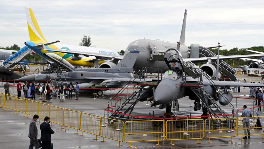 Tim Aerobatic Jupiter TNI AU tampil dalam pertunjukan udara selama Singapore Airshow 2022 di Changi Exhibition Centre di Singapura, Selasa (15/2/2022). (AP Photo/Suhaimi Abdullah)