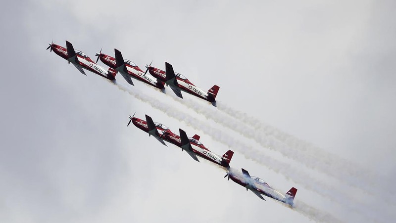 Tim Aerobatic Jupiter TNI AU tampil dalam pertunjukan udara selama Singapore Airshow 2022 di Changi Exhibition Centre di Singapura, Selasa (15/2/2022). (AP Photo/Suhaimi Abdullah)