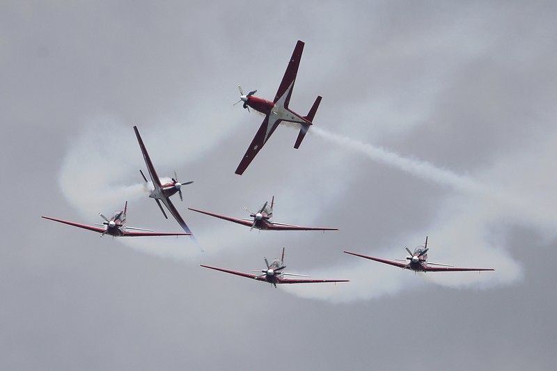 Tim Aerobatic Jupiter TNI AU Singapore Airshow Tim Aerobatic Jupiter TNI AU tampil dalam pertunjukan udara selama Singapore Airshow 2022 di Changi Exhibition Centre di Singapura, Selasa (15/2/2022). (AP Photo/Suhaimi Abdullah)