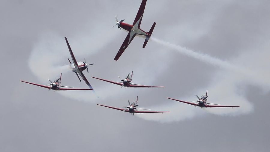 Tim Aerobatic Jupiter TNI AU tampil dalam pertunjukan udara selama Singapore Airshow 2022 di Changi Exhibition Centre di Singapura, Selasa (15/2/2022). (AP Photo/Suhaimi Abdullah)