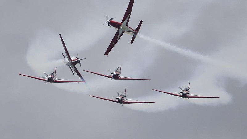 Tim Aerobatic Jupiter TNI AU tampil dalam pertunjukan udara selama Singapore Airshow 2022 di Changi Exhibition Centre di Singapura, Selasa (15/2/2022). (AP Photo/Suhaimi Abdullah)