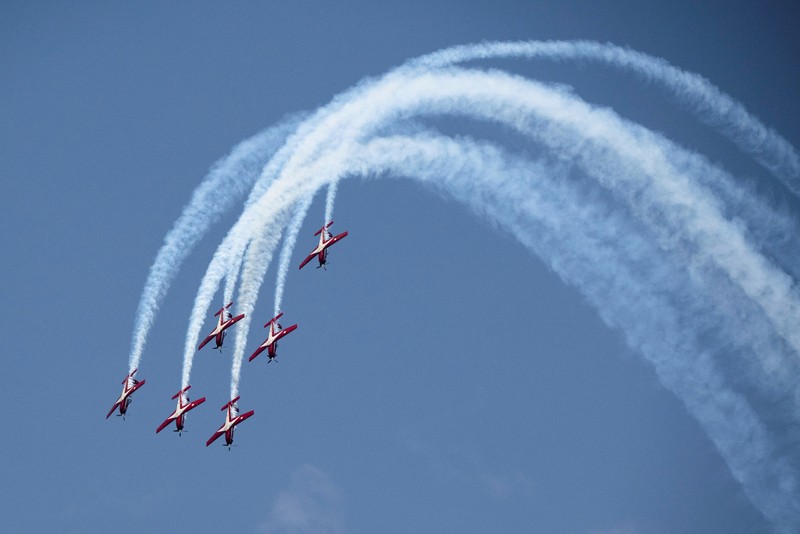 Tim Aerobatic Jupiter TNI AU Singapore Airshow Tim Aerobatic Jupiter TNI AU tampil dalam pertunjukan udara selama Singapore Airshow 2022 di Changi Exhibition Centre di Singapura, Selasa (15/2/2022). (AP Photo/Suhaimi Abdullah)