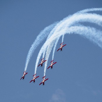 Keren, Potret Jet Tempur Adu Manuver di Langit Singapura