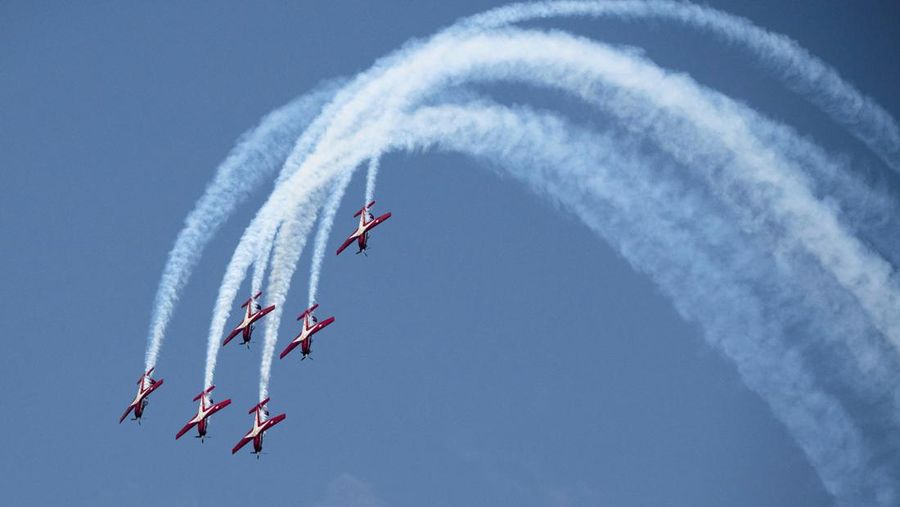 Tim Aerobatic Jupiter TNI AU tampil dalam pertunjukan udara selama Singapore Airshow 2022 di Changi Exhibition Centre di Singapura, Selasa (15/2/2022). (AP Photo/Suhaimi Abdullah)