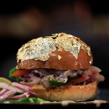 Sensasi Makan Burger Ikan Asin