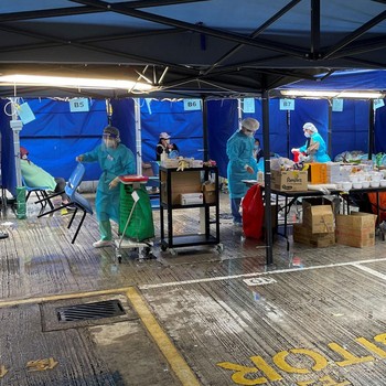 Lonjakan Kasus Covid-19 di Hong Kong, Pasien Tidur di Tenda