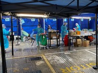 Lonjakan Kasus Covid-19 di Hong Kong, Pasien Tidur di Tenda