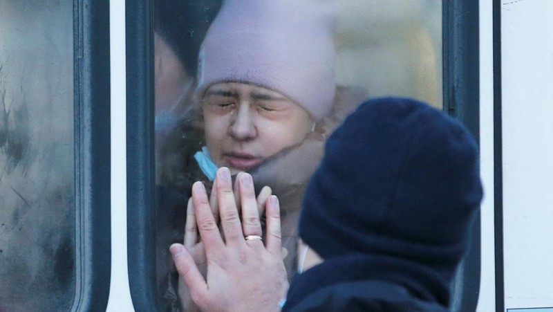 People board a bus during the evacuation of local residents to Russia, in the rebel-controlled city of Donetsk, Ukraine February 19, 2022. REUTERS/Alexander Ermochenko