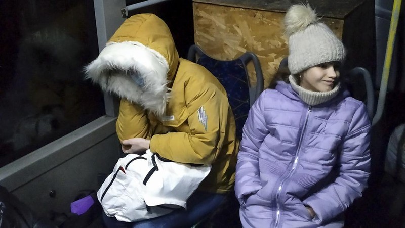 People board a bus during the evacuation of local residents to Russia, in the rebel-controlled city of Donetsk, Ukraine February 19, 2022. REUTERS/Alexander Ermochenko