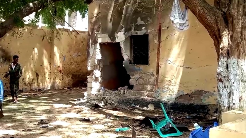 Bom Bunuh Diri di Restoran Somalia (Tangkapan Layar Reuters TV)