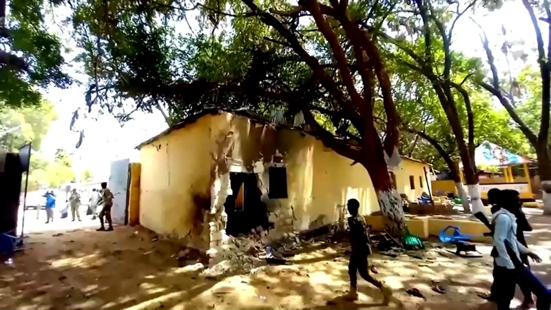 Bom Bunuh Diri di Restoran Somalia (Tangkapan Layar Reuters TV)
