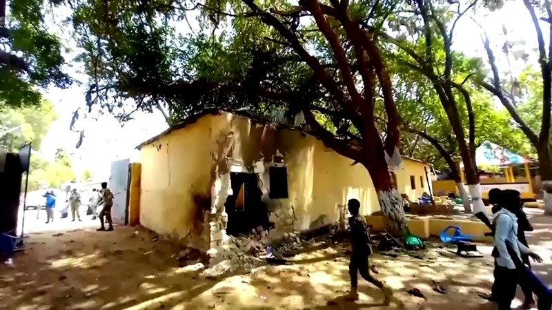 Bom Bunuh Diri di Restoran Somalia (Tangkapan Layar Reuters TV)