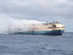 Potret Kapal Kargo Pembawa Ribuan Mobil Mewah Hangus Terbakar