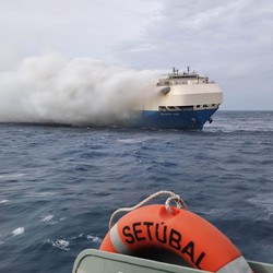 Waduh! Kapal Kargo Pengangkut Ribuan Mobil Porcshe Terbakar