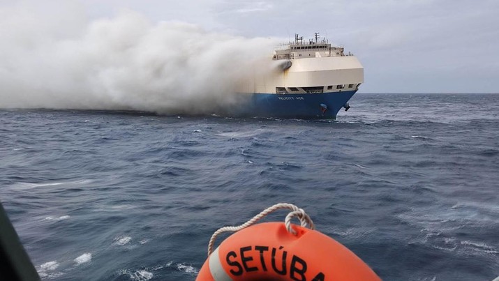 VOLKSWAGEN-CARGO/PORTUGAL The ship, Felicity Ace, which was traveling from Emden, Germany, where Volkswagen has a factory, to Davisville, in the U.S. state of Rhode Island, burns more than 100 km from the Azores islands, Portugal, February 18, 2022. Portuguese Navy (Marinha Portuguesa)/Handout via REUTERS THIS IMAGE HAS BEEN SUPPLIED BY A THIRD PARTY.