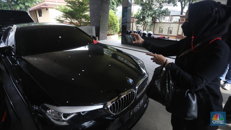 Direktur Tindak Pidana Ekonomi Khusus (Dirtipideksus) Bareskrim Polri Brigjen Pol Whisnu Hermawan (depan tengah) didampingi Wakil Dirtipideksus Bareskrim Polri Kombes Pol Helfi Assegaf (depan, kanan) dan Kepala Biro Penerangan Masyarakat (Karo Penmas) Divisi Humas Polri Brigjen Pol Ahmad Ramadhan (depan, kiri) memberikan keterangan kepada wartawan terkait kasus penipuan investasi robot trading Viral Blast Global di Jakarta, Senin (21/2/2022). (CNBC Indonesia/Andrean Kristianto) Direktur Tindak Pidana Ekonomi Khusus (Dirtipideksus) Bareskrim Polri Brigjen Pol Whisnu Hermawan (depan tengah) didampingi Wakil Dirtipideksus Bareskrim Polri Kombes Pol Helfi Assegaf (depan, kanan) dan Kepala Biro Penerangan Masyarakat (Karo Penmas) Divisi Humas Polri Brigjen Pol Ahmad Ramadhan (depan, kiri) memberikan keterangan kepada wartawan terkait kasus penipuan investasi robot trading Viral Blast Global di Jakarta, Senin (21/2/2022). (CNBC Indonesia/Andrean Kristianto)
