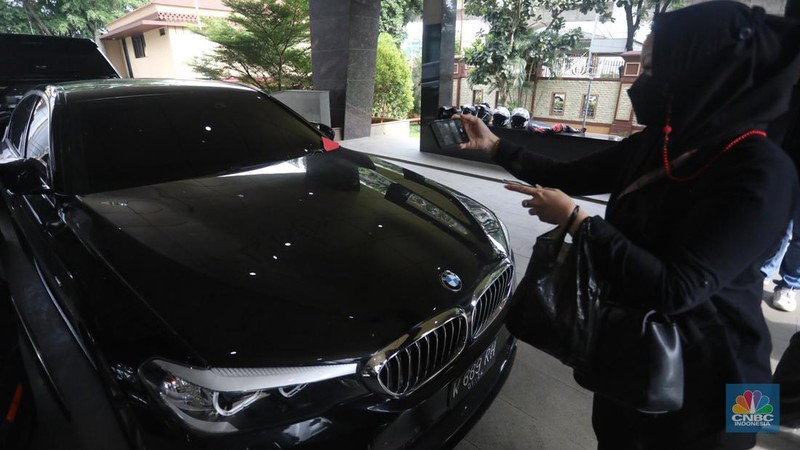 Direktur Tindak Pidana Ekonomi Khusus (Dirtipideksus) Bareskrim Polri Brigjen Pol Whisnu Hermawan (depan tengah) didampingi Wakil Dirtipideksus Bareskrim Polri Kombes Pol Helfi Assegaf (depan, kanan) dan Kepala Biro Penerangan Masyarakat (Karo Penmas) Divisi Humas Polri Brigjen Pol Ahmad Ramadhan (depan, kiri) memberikan keterangan kepada wartawan terkait kasus penipuan investasi robot trading Viral Blast Global di Jakarta, Senin (21/2/2022). (CNBC Indonesia/Andrean Kristianto)