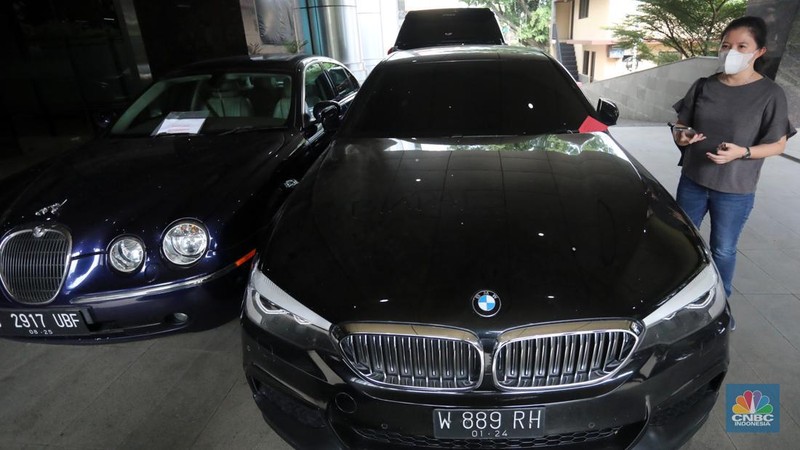 Direktur Tindak Pidana Ekonomi Khusus (Dirtipideksus) Bareskrim Polri Brigjen Pol Whisnu Hermawan (depan tengah) didampingi Wakil Dirtipideksus Bareskrim Polri Kombes Pol Helfi Assegaf (depan, kanan) dan Kepala Biro Penerangan Masyarakat (Karo Penmas) Divisi Humas Polri Brigjen Pol Ahmad Ramadhan (depan, kiri) memberikan keterangan kepada wartawan terkait kasus penipuan investasi robot trading Viral Blast Global di Jakarta, Senin (21/2/2022). (CNBC Indonesia/Andrean Kristianto)