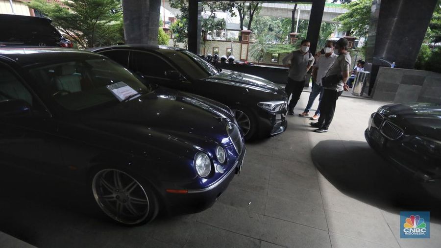 3 Mobil Mewah Jadi Barang Bukti Kasus Robot Trading Viral Blast (CNBC Indonesia/Andrean Kristianto)