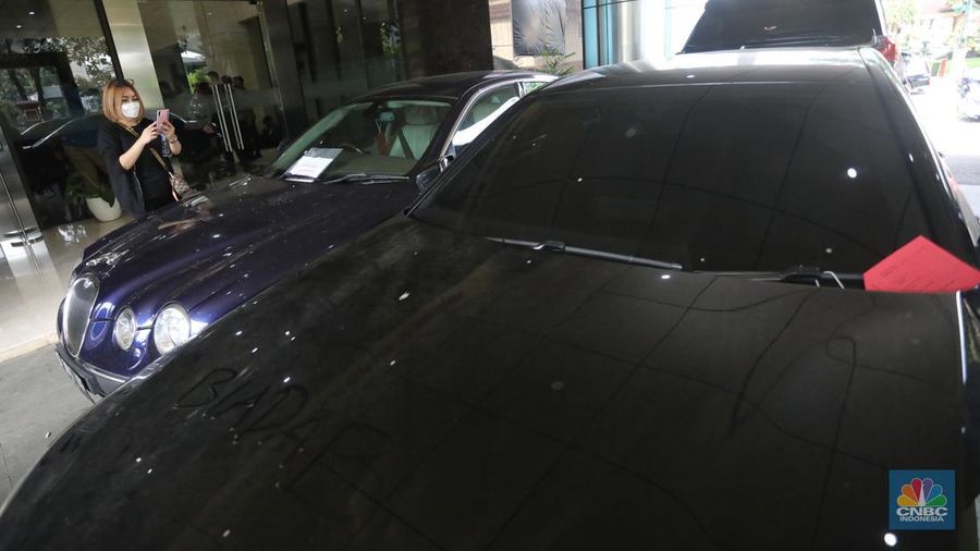 Direktur Tindak Pidana Ekonomi Khusus (Dirtipideksus) Bareskrim Polri Brigjen Pol Whisnu Hermawan (depan tengah) didampingi Wakil Dirtipideksus Bareskrim Polri Kombes Pol Helfi Assegaf (depan, kanan) dan Kepala Biro Penerangan Masyarakat (Karo Penmas) Divisi Humas Polri Brigjen Pol Ahmad Ramadhan (depan, kiri) memberikan keterangan kepada wartawan terkait kasus penipuan investasi robot trading Viral Blast Global di Jakarta, Senin (21/2/2022). (CNBC Indonesia/Andrean Kristianto)