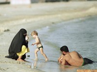 Habis Pantai Bikini, Pria Boleh Pakai Celana Pendek di Arab