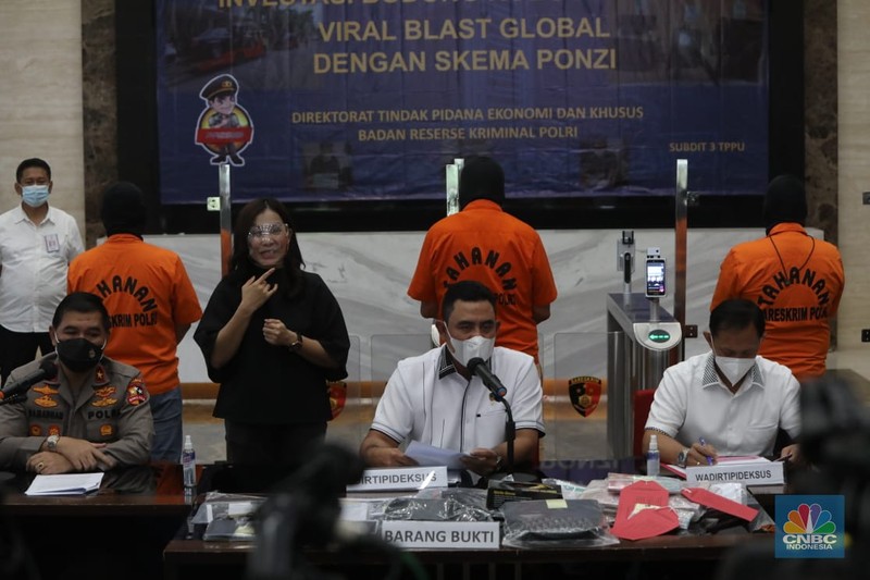 Direktur Tindak Pidana Ekonomi Khusus (Dirtipideksus) Bareskrim Polri Brigjen Pol Whisnu Hermawan (depan tengah) didampingi Wakil Dirtipideksus Bareskrim Polri Kombes Pol Helfi Assegaf (depan, kanan) dan Kepala Biro Penerangan Masyarakat (Karo Penmas) Divisi Humas Polri Brigjen Pol Ahmad Ramadhan (depan, kiri) memberikan keterangan kepada wartawan terkait kasus penipuan investasi robot trading Viral Blast Global di Jakarta, Senin (21/2/2022). (CNBC Indonesia/Andrean Kristianto)
