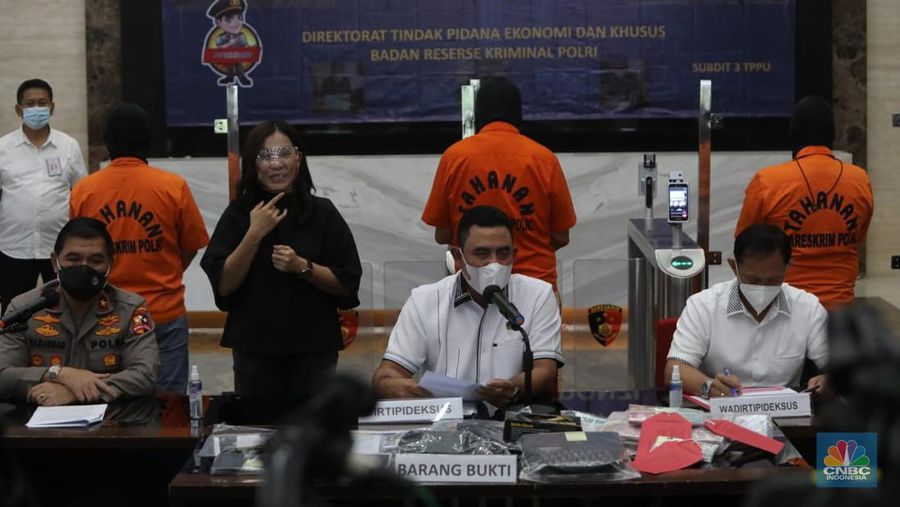Direktur Tindak Pidana Ekonomi Khusus (Dirtipideksus) Bareskrim Polri Brigjen Pol Whisnu Hermawan (depan tengah) didampingi Wakil Dirtipideksus Bareskrim Polri Kombes Pol Helfi Assegaf (depan, kanan) dan Kepala Biro Penerangan Masyarakat (Karo Penmas) Divisi Humas Polri Brigjen Pol Ahmad Ramadhan (depan, kiri) memberikan keterangan kepada wartawan terkait kasus penipuan investasi robot trading Viral Blast Global di Jakarta, Senin (21/2/2022). (CNBC Indonesia/Andrean Kristianto)