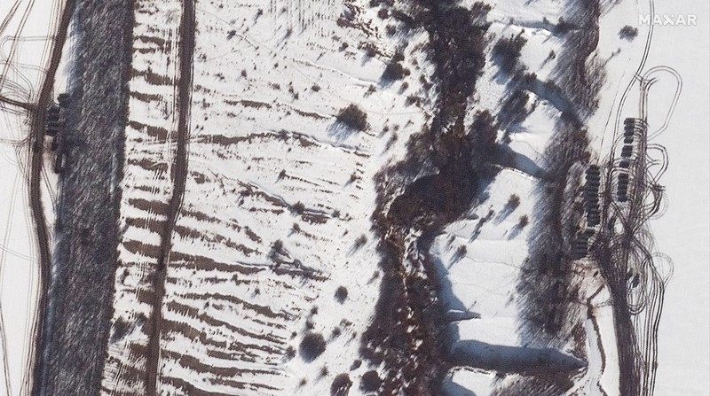 Gambar satelit Maxar menampikan pangkalan udara Millerovo Rusia dekat perbatasan Ukraina. (via REUTERS/MAXAR TECHNOLOGIES)