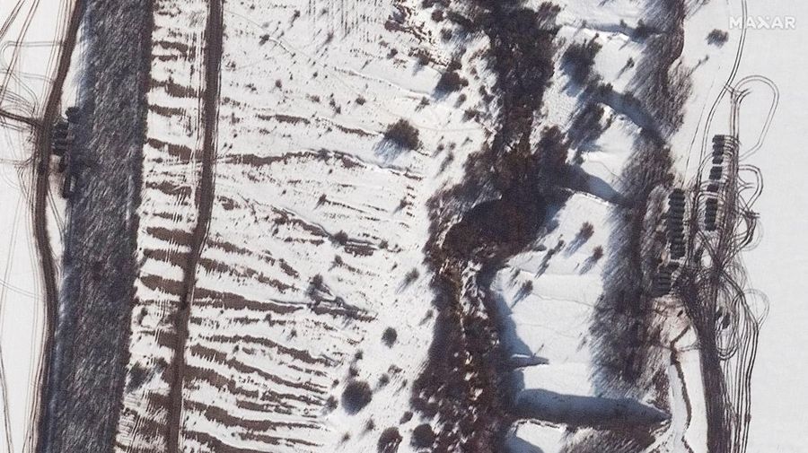 Gambar satelit Maxar menampikan pangkalan udara Millerovo Rusia dekat perbatasan Ukraina. (via REUTERS/MAXAR TECHNOLOGIES)